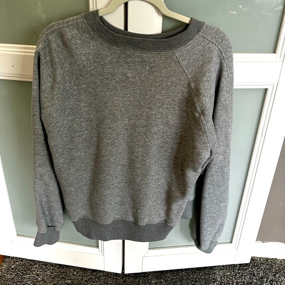 Abercrombie and fitch women’s grey crew neck sz medium - Picture 3 of 3